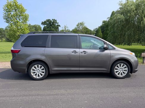 Used 2017 Toyota Sienna LE image 26