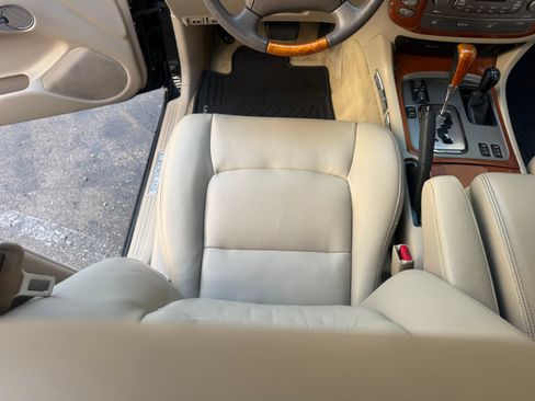 Used 2005 Lexus LX 470 image 17