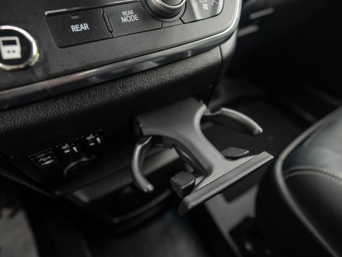 Used 2015 Toyota Sienna SE image 57