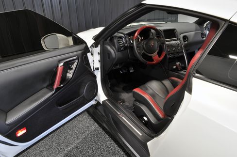 Used 2014 Nissan GT-R Black Edition image 9