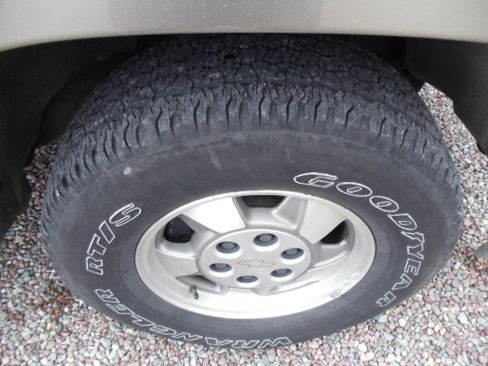 Used 2001 Chevrolet Suburban LS image 10