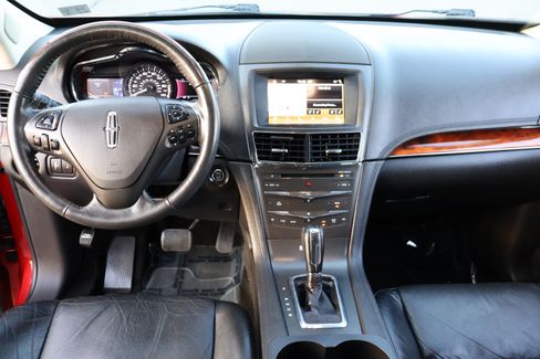 Used 2018 Lincoln MKT image 19