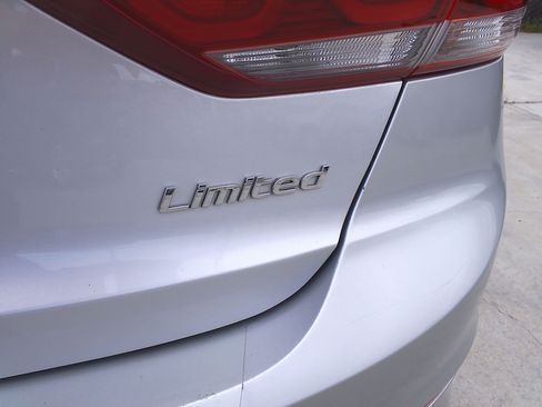 Used 2017 Hyundai Elantra Limited image 33