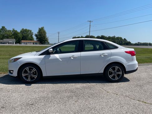 Used 2017 Ford Focus SE image 2