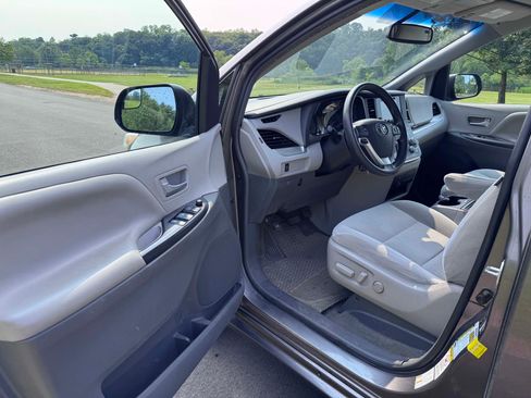 Used 2017 Toyota Sienna LE image 2