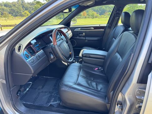Used 2010 Lincoln Town Car Signature Limited image 5