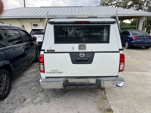 Used 2015 Nissan Frontier XE image 2