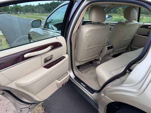 Used 2007 Lincoln Town Car Signature image 13