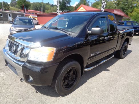 Used 2012 Nissan Titan SV image 8