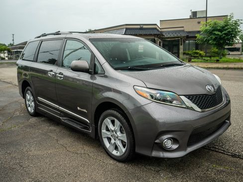 Used 2015 Toyota Sienna SE image 3