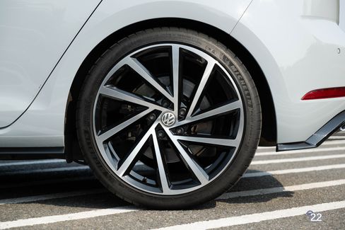 Used 2019 Volkswagen Golf R image 35