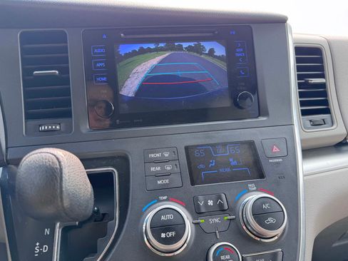 Used 2017 Toyota Sienna LE image 6