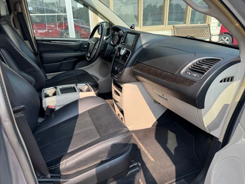Used 2015 Chrysler Town & Country Touring image 15