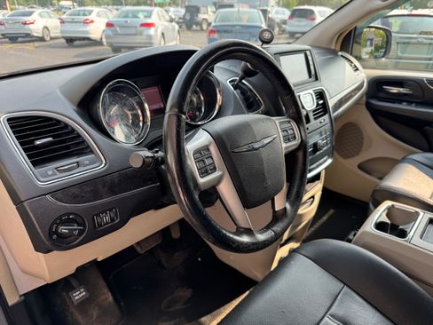 Used 2015 Chrysler Town & Country Touring image 8