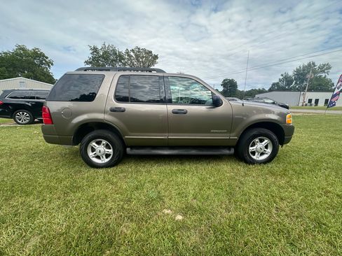 Used 2005 Ford Explorer XLT image 2