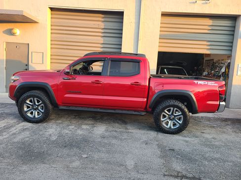Used 2018 Toyota Tacoma TRD Off-Road image 9