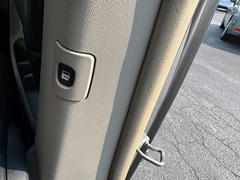 Used 2015 Chrysler Town & Country Touring image 18