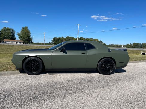 Used 2015 Dodge Challenger SXT image 2