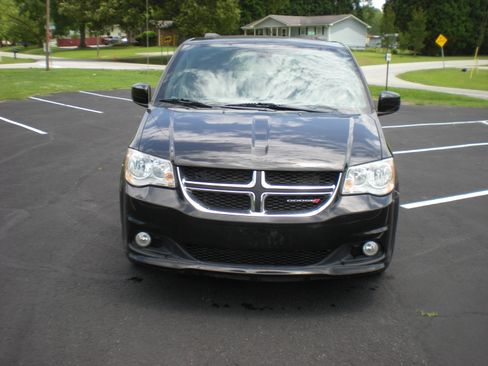 Used 2019 Dodge Grand Caravan SXT image 2