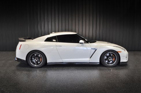 Used 2014 Nissan GT-R Black Edition image 5