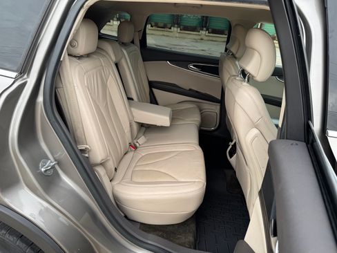 Used 2017 Lincoln MKX Select image 11