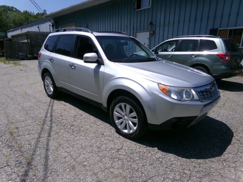 Used 2011 Subaru Forester 2.5X Premium image 3