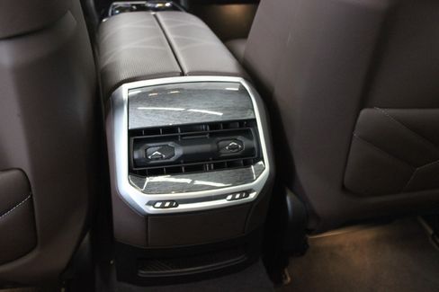 Used 2023 BMW i7 xDrive60 image 47