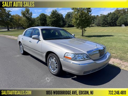 Used 2010 Lincoln Town Car Signature Limited image 1