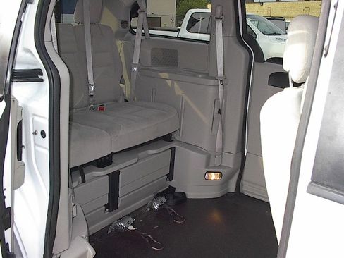 Used 2017 Dodge Grand Caravan SE image 16