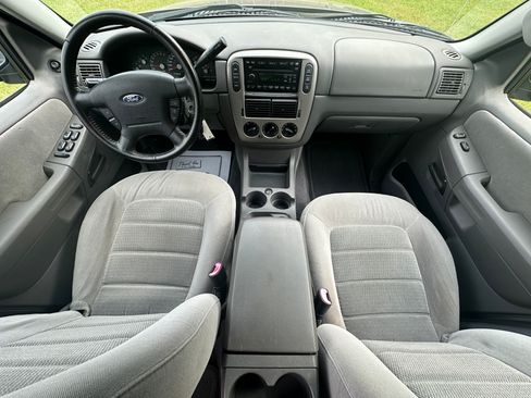 Used 2005 Ford Explorer XLT image 10