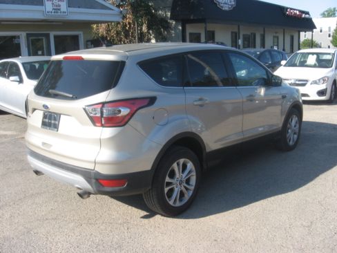 Used 2017 Ford Escape SE image 4