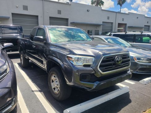 Used 2021 Toyota Tacoma image 2