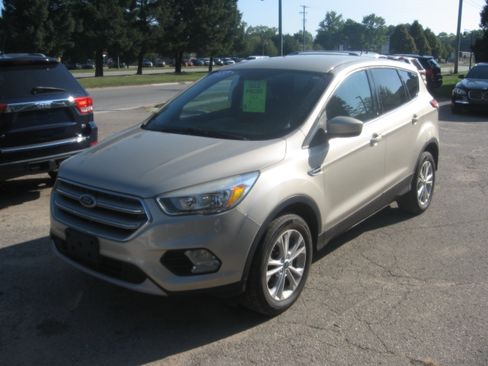 Used 2017 Ford Escape SE image 1