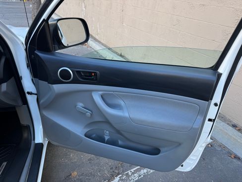 Used 2011 Toyota Tacoma image 24