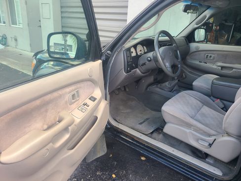 Used 2004 Toyota Tacoma image 9