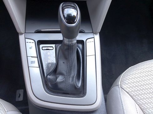 Used 2017 Hyundai Elantra Limited image 20