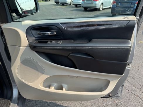 Used 2015 Chrysler Town & Country Touring image 16