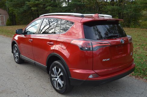 Used 2016 Toyota RAV4 LE image 3