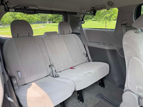 Used 2017 Toyota Sienna LE image 15
