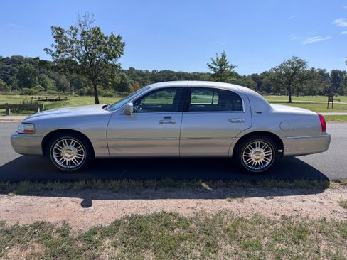 Used 2010 Lincoln Town Car Signature Limited image 29