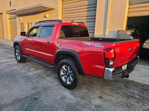 Used 2018 Toyota Tacoma TRD Off-Road image 10