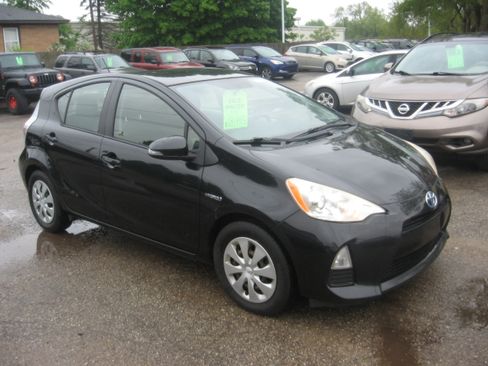 Used 2014 Toyota Prius C Two image 3