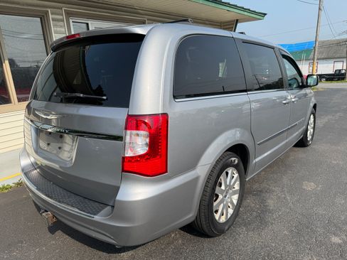 Used 2015 Chrysler Town & Country Touring image 6