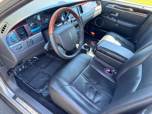 Used 2010 Lincoln Town Car Signature Limited image 7