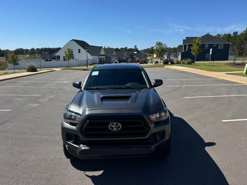 Used 2020 Toyota Tacoma SR image 10