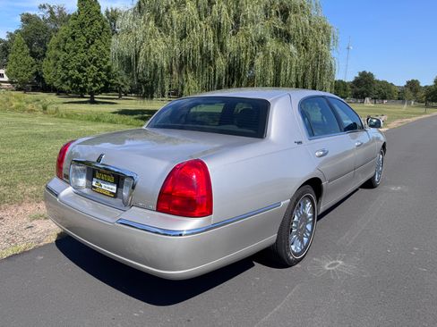 Used 2010 Lincoln Town Car Signature Limited image 33