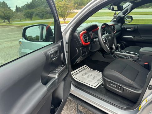 Used 2020 Toyota Tacoma TRD Sport image 12