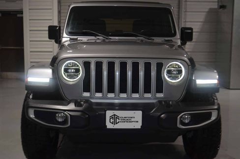 Used 2018 Jeep Wrangler Unlimited Sahara image 2