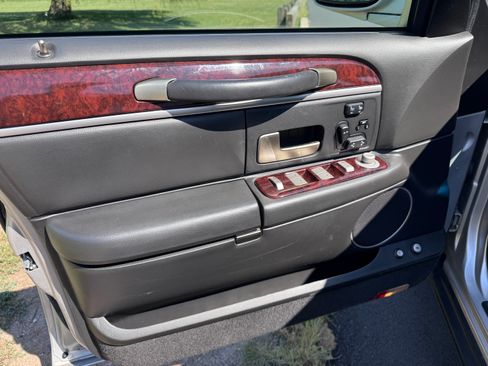 Used 2010 Lincoln Town Car Signature Limited image 3