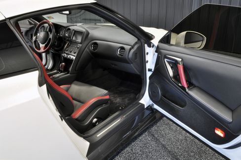 Used 2014 Nissan GT-R Black Edition image 12